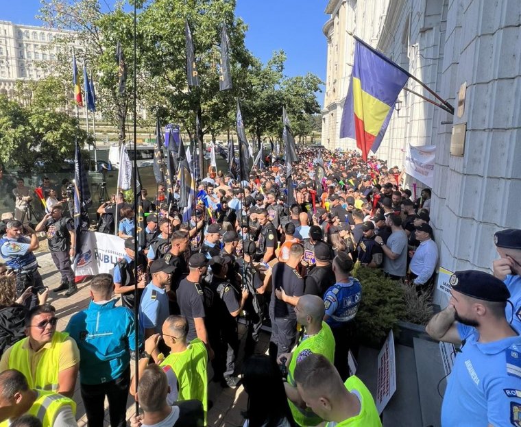 „Merénylet a gazdaság ellen”. Elemzői szkepticizmus, szakszervezeti és munkáltatói elégedetlenség övezi a büdzséfoltozást