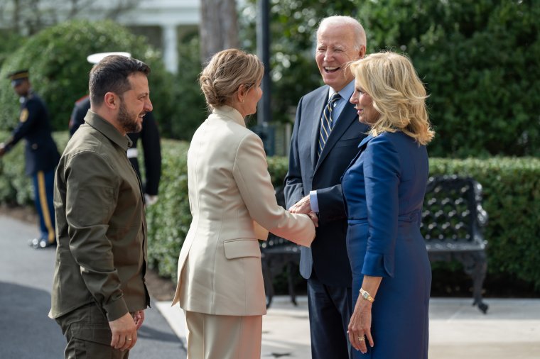Amerikától lőszert és bombákat, a svédektől harckocsikat kapnak az ukránok, Biden további támogatást ígért Zelenszkijnek