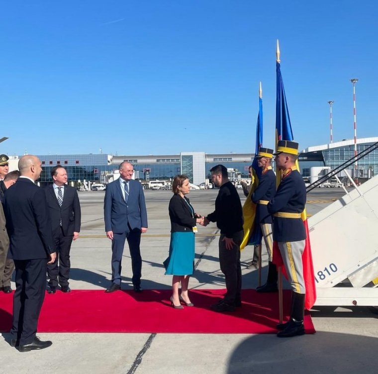 Bukarestbe érkezett Volodimir Zelenszkij, elmaradhat a tervezett parlamenti beszéd