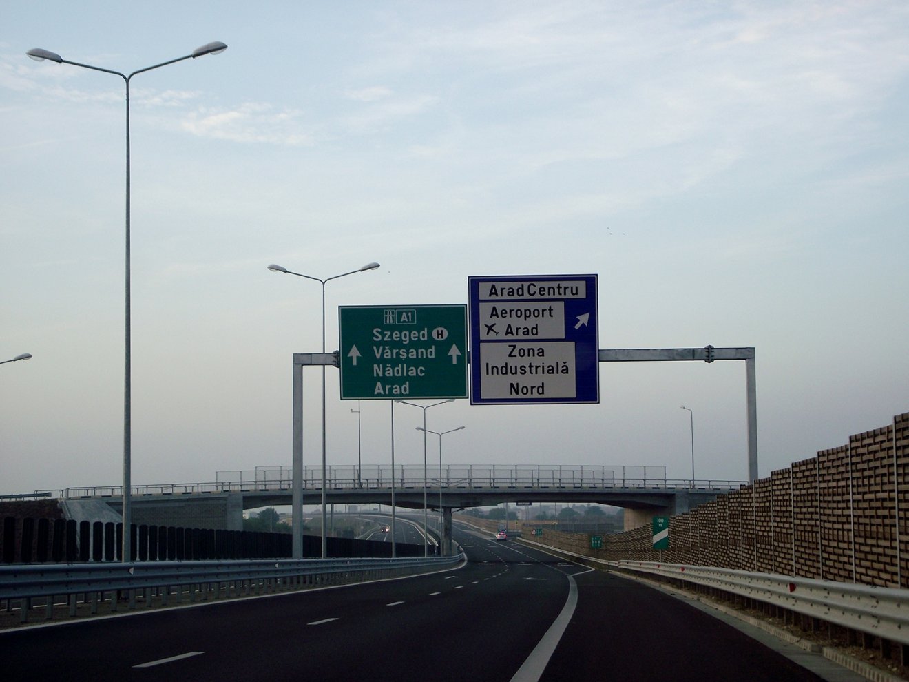 Kiteljesül. Az A1-es autópálya Aradot övező része körgyűrűrészként is szolgál •  Fotó: Wikipédia/Eokto