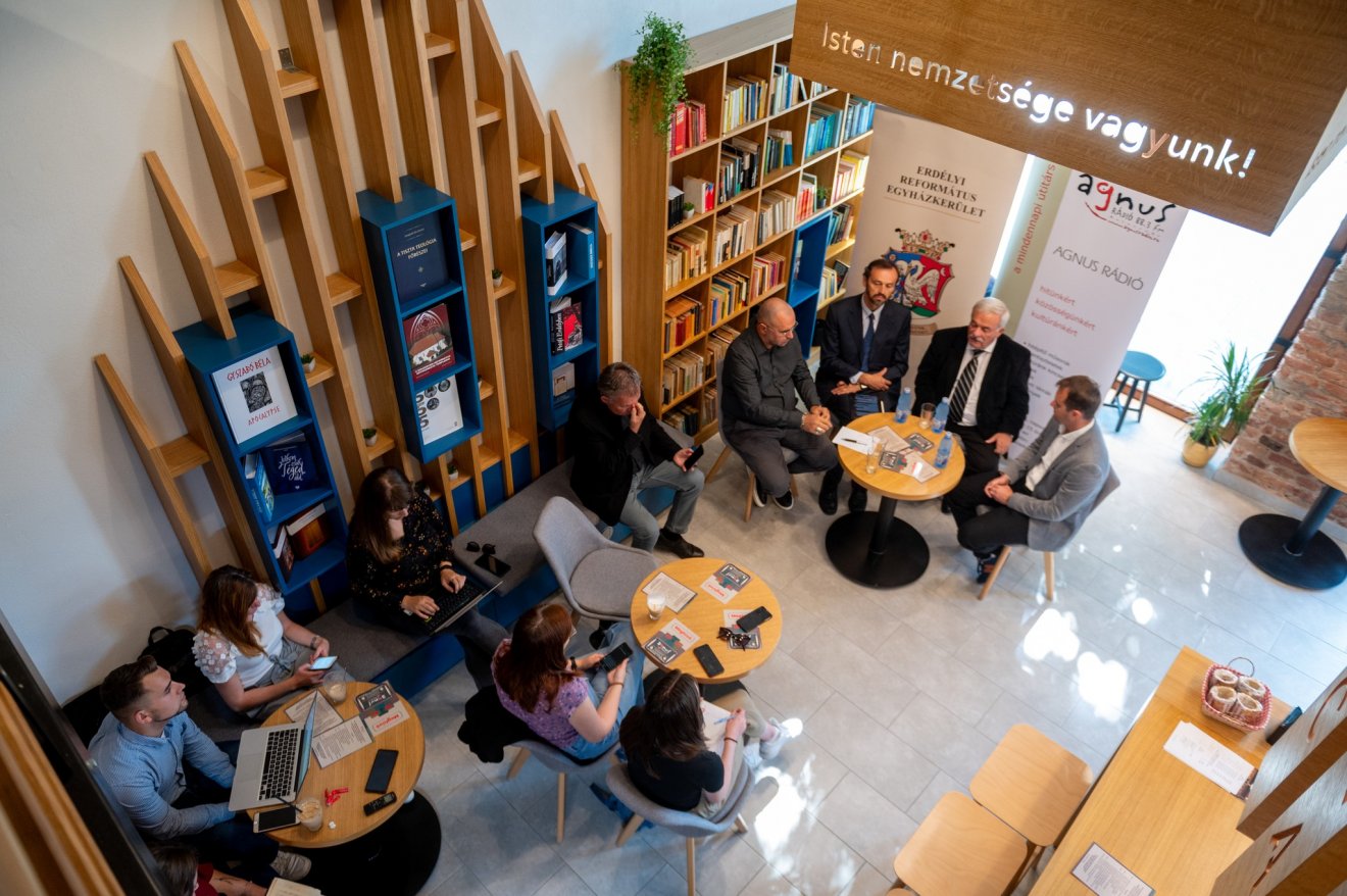 A református egyház működtette Refo Caféban ismertették a 20. születésnapjára készülő Agnus Rádió ünnepi programtervezetét •  Fotó: Kiss Gábor/Református.ro