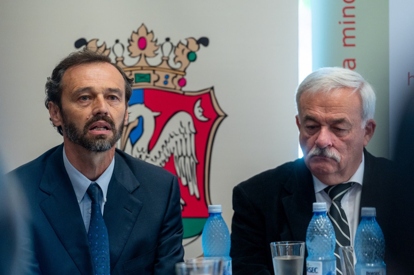 Adorjáni László lelkipásztor, a rádió alapítója és Kató Béla református püspök a hétfői eseményen •  Fotó: Kiss Gábor/Református.ro
