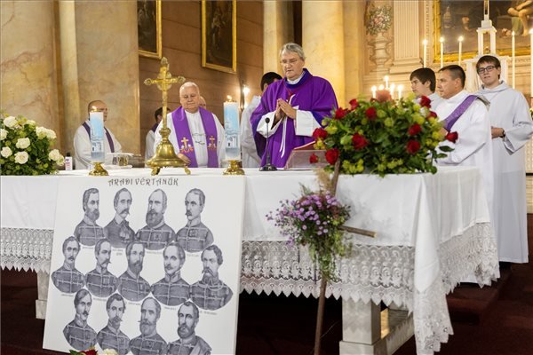 Horváth Zoltán István protonotárius, kanonok, plébános szentmisét celebrál az aradi vértanúk emlékére kivégzésük 174. évfordulóján, a nemzeti gyásznapon, az Arad-belvárosi római katolikus templomban •  Fotó: MTI/Rosta Tibor