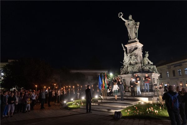 Este az aradi Szabadság-szobornál tartottak fáklyás megemlékezést •  Fotó: MTI/Rosta Tibor