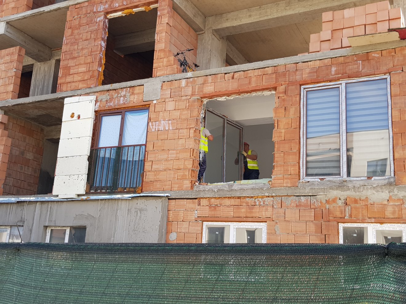 Miután kivették a nyílászárókat és kifúrtak néhány falat, a munkásoknak fel kellett függeszteniülk a bontást •  Fotó: Rostás Szabolcs