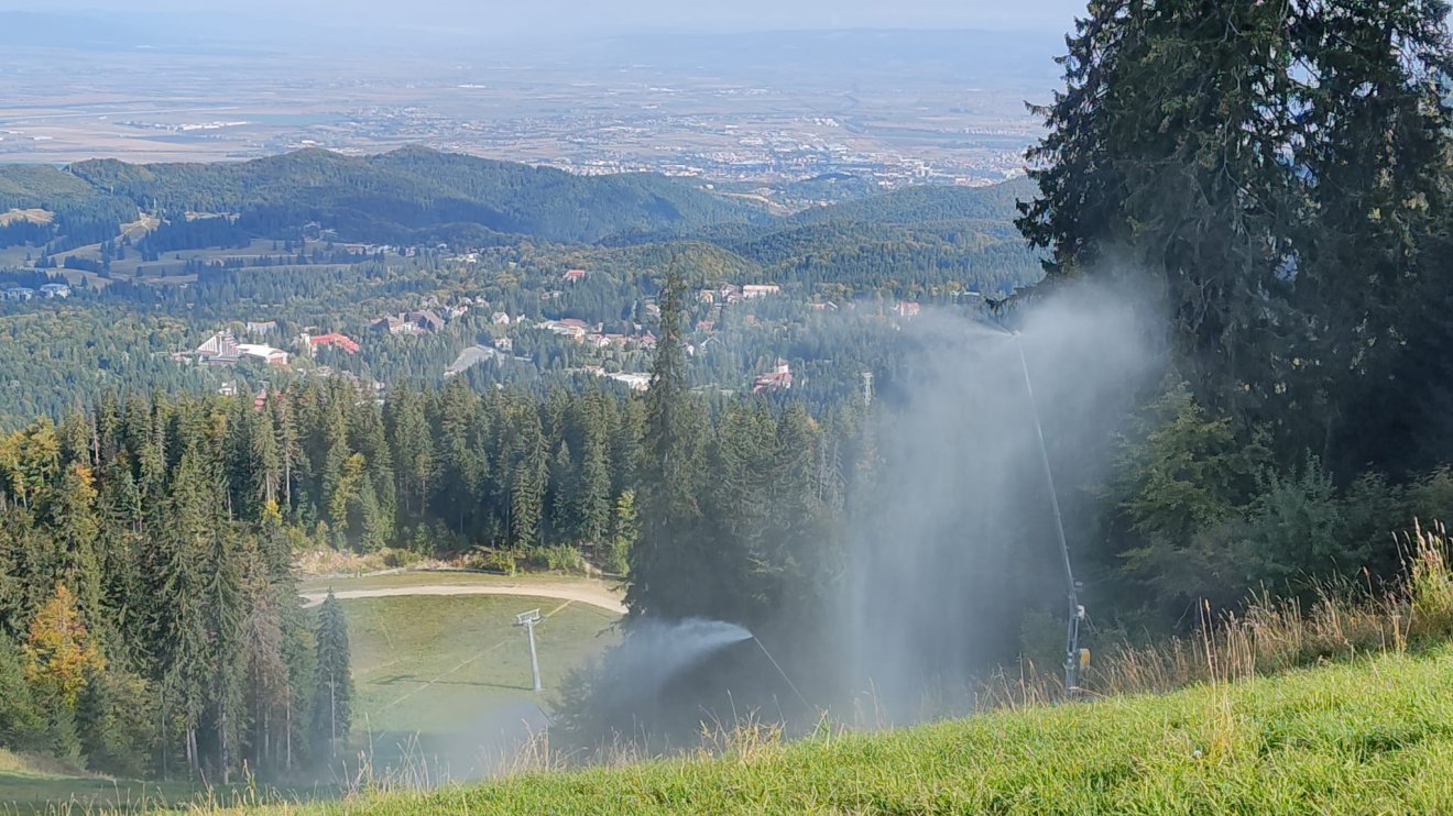 Brassópojánán idén is sokat használták a hóágyúkat, már amikor egyáltalán lehetett •  Fotó: Facebook/Primăria Municipiului Braşov