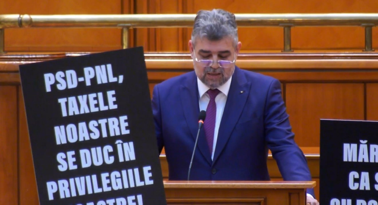Marcel Ciolacu beszédét különböző formában próbálták megzavarni az ellenzéki törvényhozók •  Fotó: Videófelvétel