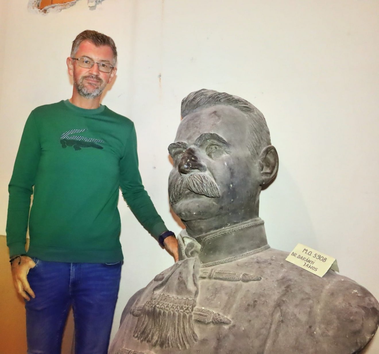 Andó András a megtalált mellszoborral •  Fotó: Facebook/Andrei Andó