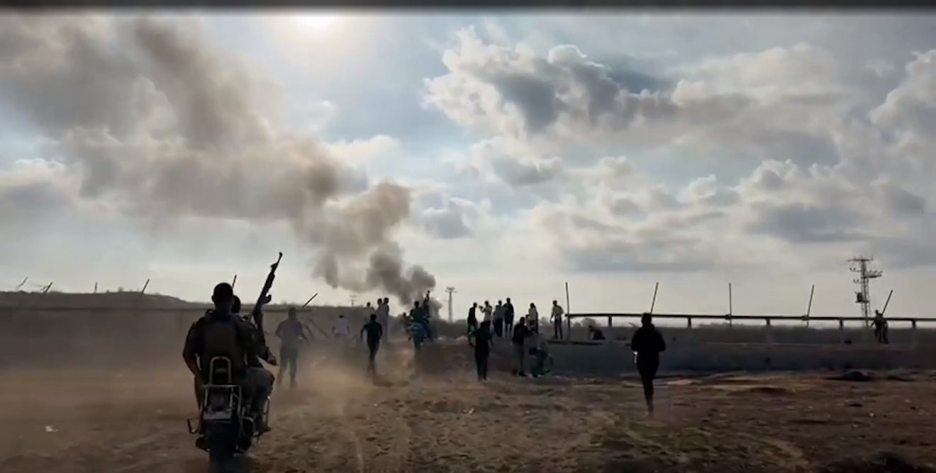Biztonsági rés. Az izraeli óvatlanságot kihasználva a Hamász terroristái akadálytalanul átjutottak a határkerítésen •  Fotó: Videófelvétel