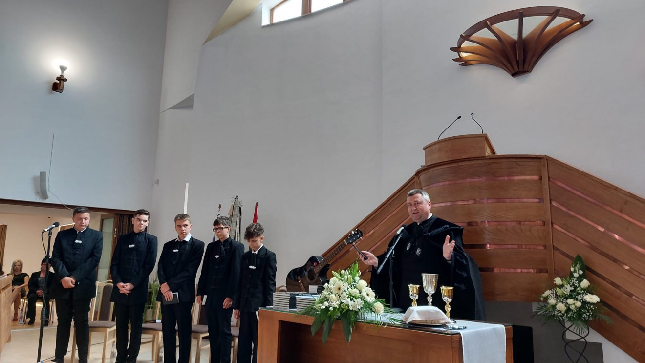 Tolnay István: a fiatalok (konfirmált ifjak) közül is jönnek néhányan (de nem elegen) templomba •  Fotó: Facebook/Nagykároly-kertvárosi Református Egyházközség