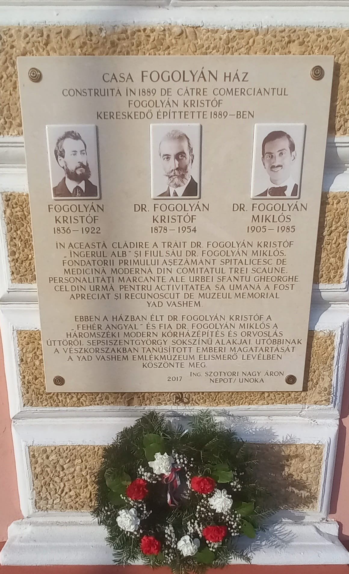 A Fogolyán-emléktáblánál elhelyezett koszorún nem maradhatott a magyar nemzeti színű szalag •  Fotó: Szili Katalin/Facebook