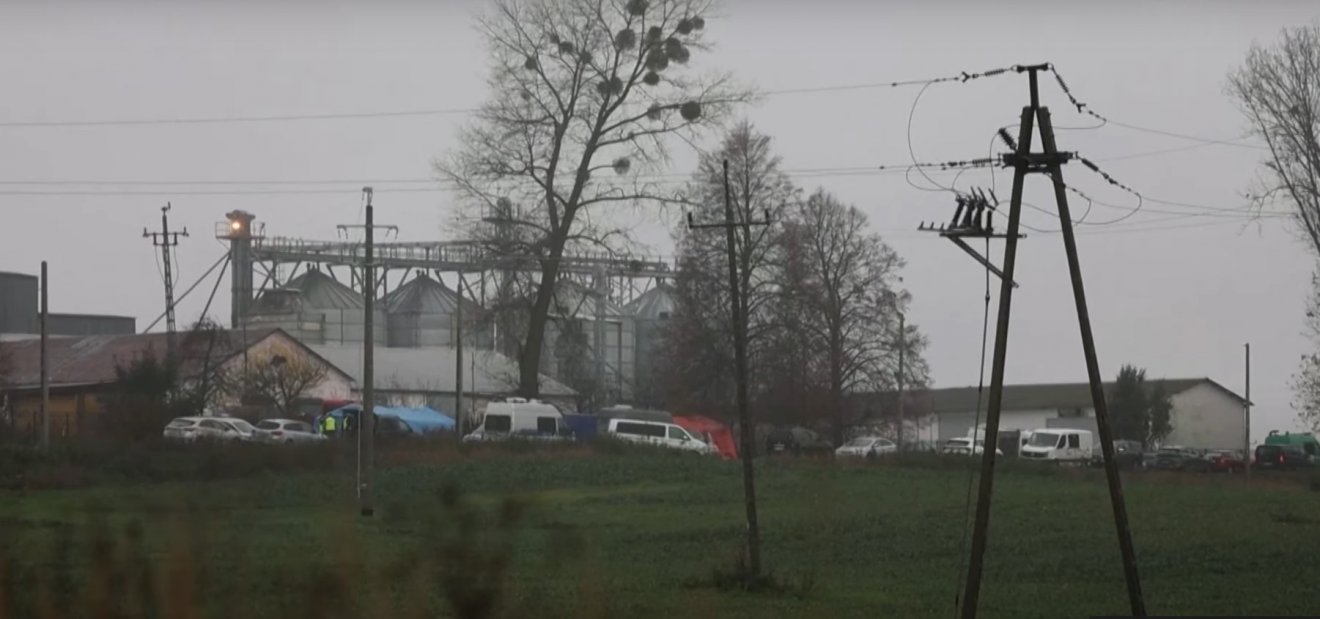 A rakétabecsapódás helyszíne a kelet-lengyelországi településen •  Fotó: Videófelvétel