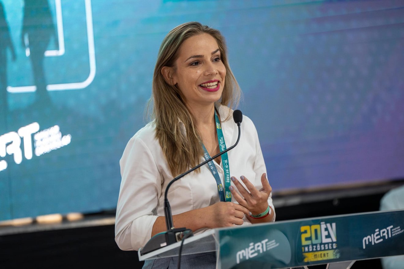 Szilágyi Dóra Emese szerint az aktuális társadalmi és gazdasági kérdésekre készítik fel a fiatal generációt •  Fotó: Facebook/Magyar Ifjúsági Értekezlet - MIÉRT