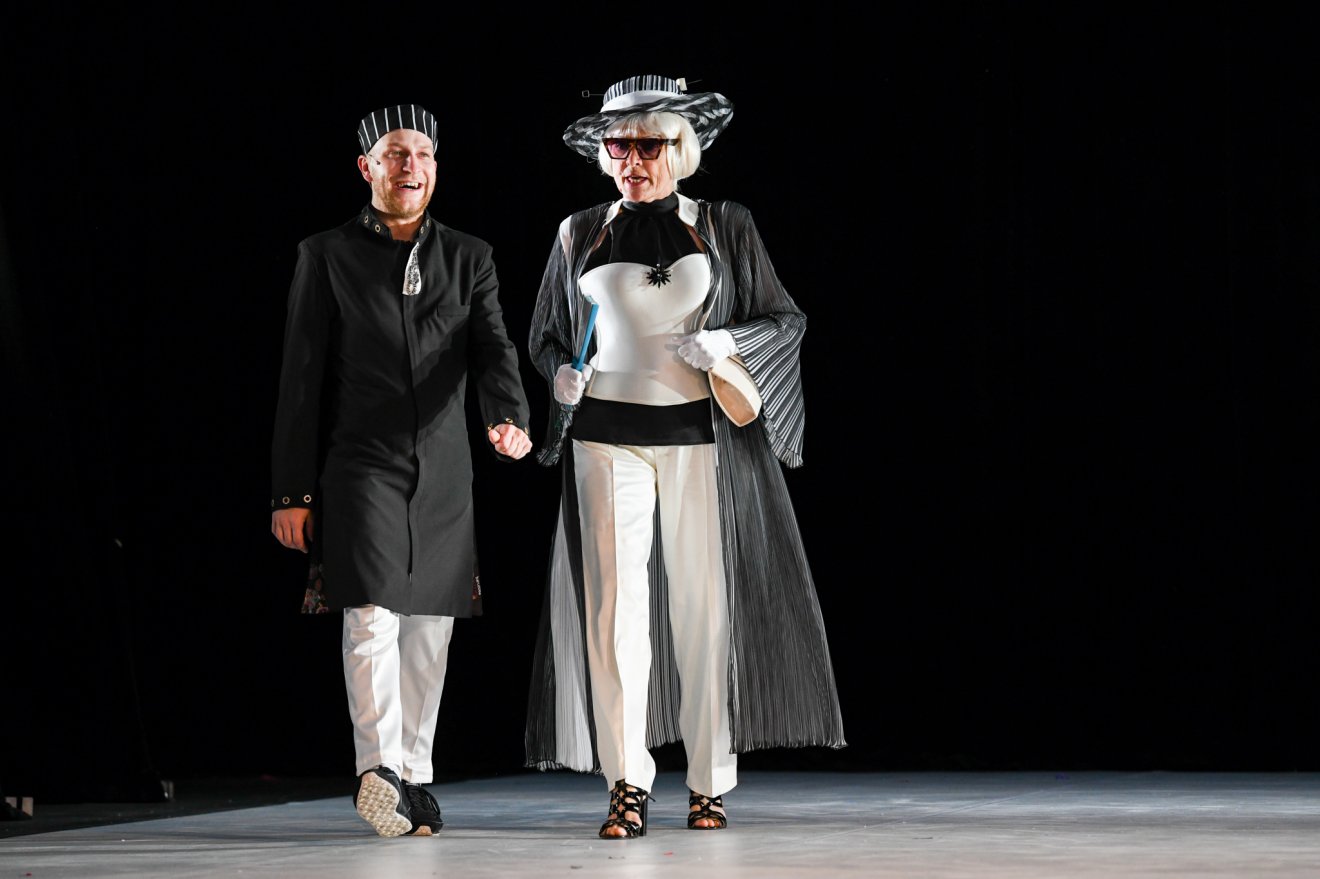 Pickering ezredes szerepében Frumen Gergő, Mrs. Higgins szerepében Méhes Kati •  Fotó: Czinzel László/Harag György Társulat