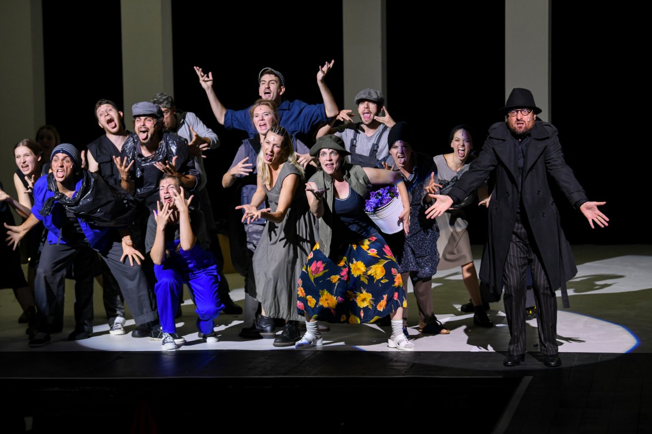 A My Fair Lady című musicalt Andrei Șerban rendezte Szatmáron, a társulat elviszi a produkciót Nagybányára •  Fotó: Czinzel László/Harag György Társulat