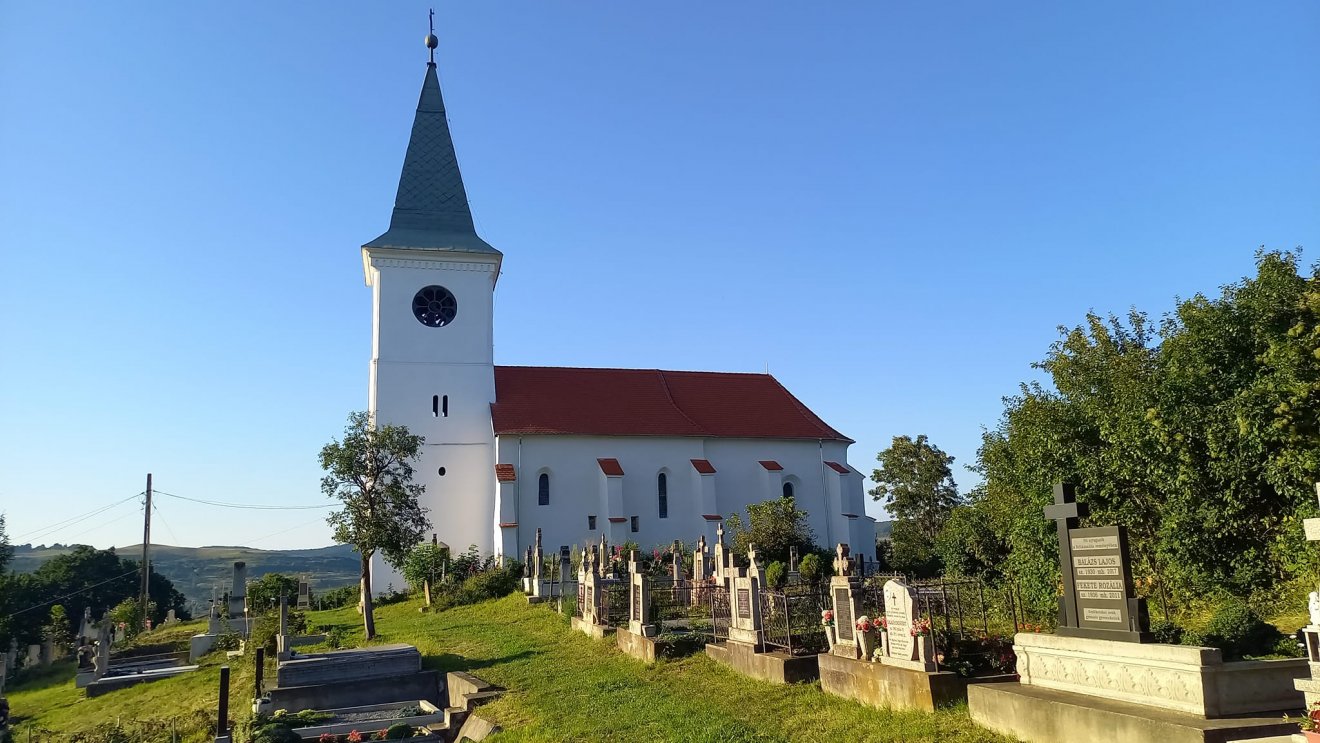 A felújított római katolikus templom a Maros megyei Szentdemeteren •  Fotó: Novák Lajos/Facebook