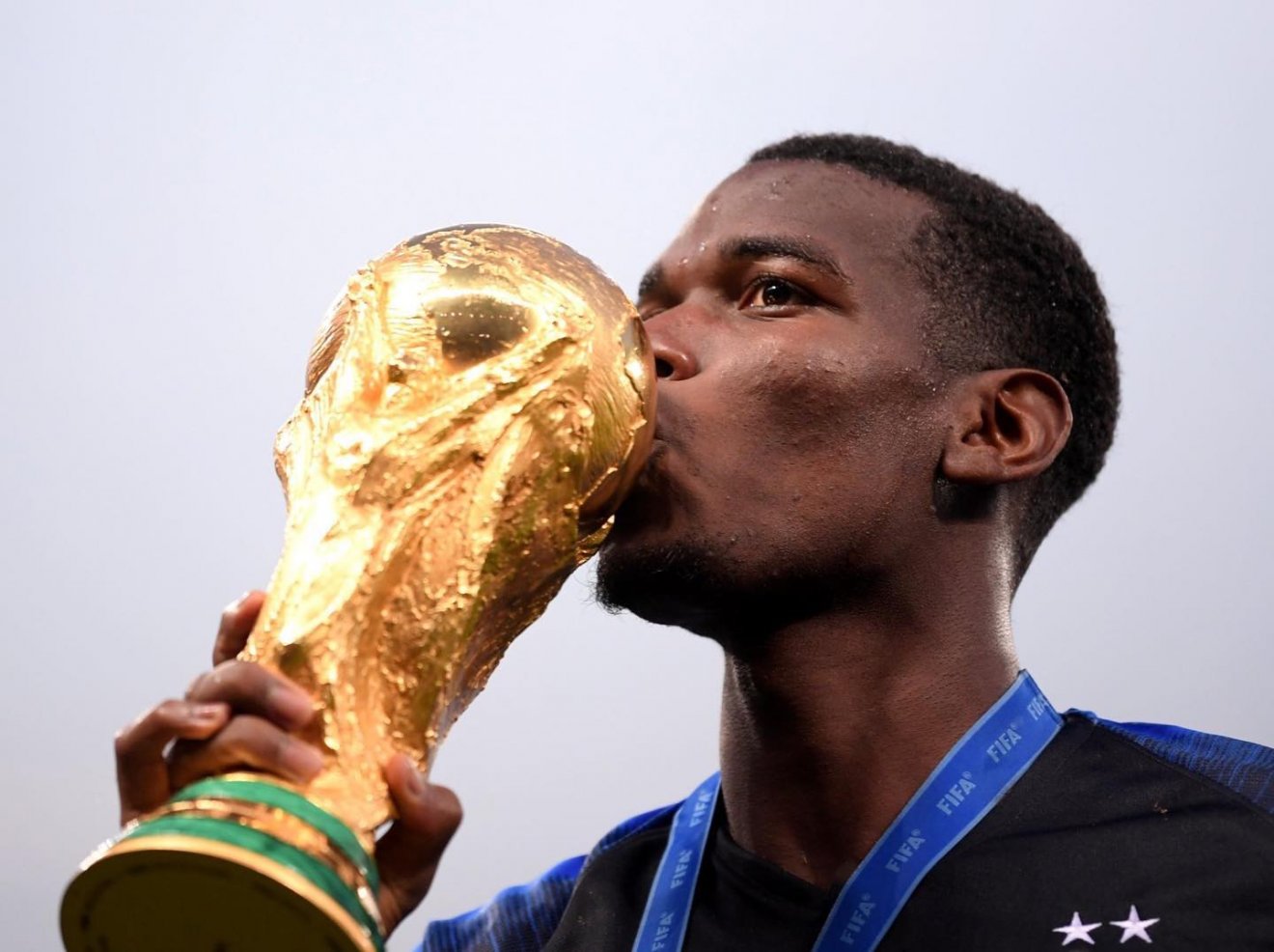 Pogba a világbajnoki trófeával •  Fotó: Paul Pogba/Facebook
