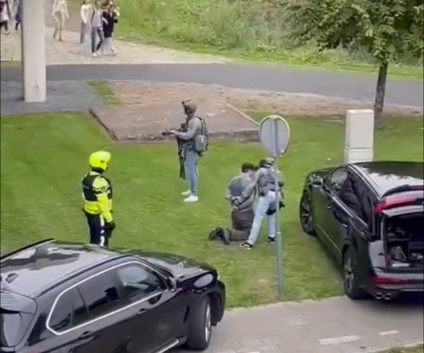 A rotterdami ámokfutó elfogásának pillanata •  Fotó: Videófelvétel