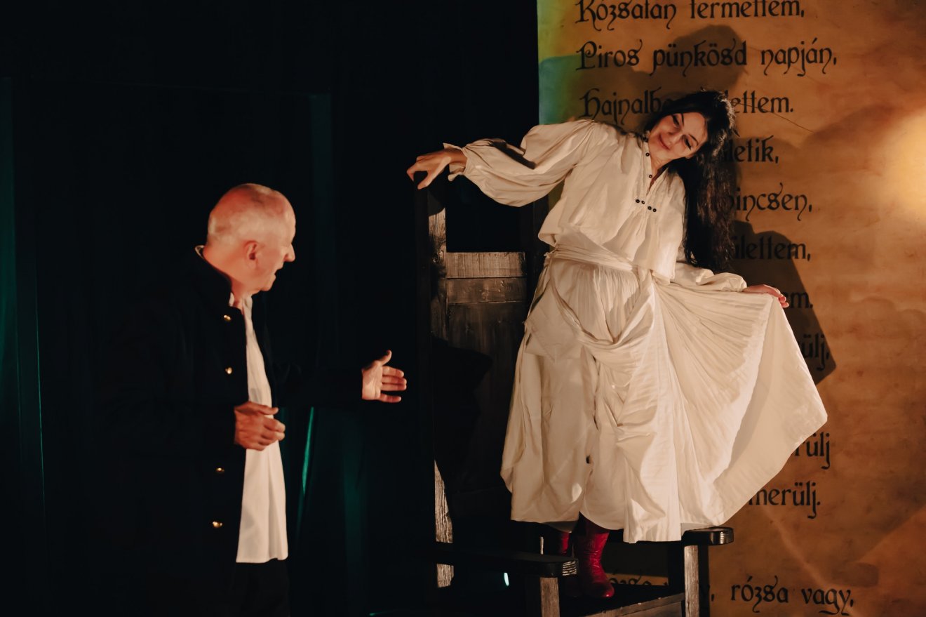 Jósika szerepében Tatai Sándor,  Báthory Anna szerepében Csutak Réka a Móricz-darab alapján készült, Boszorkány című előadásban •  Fotó: Spectrum Színház