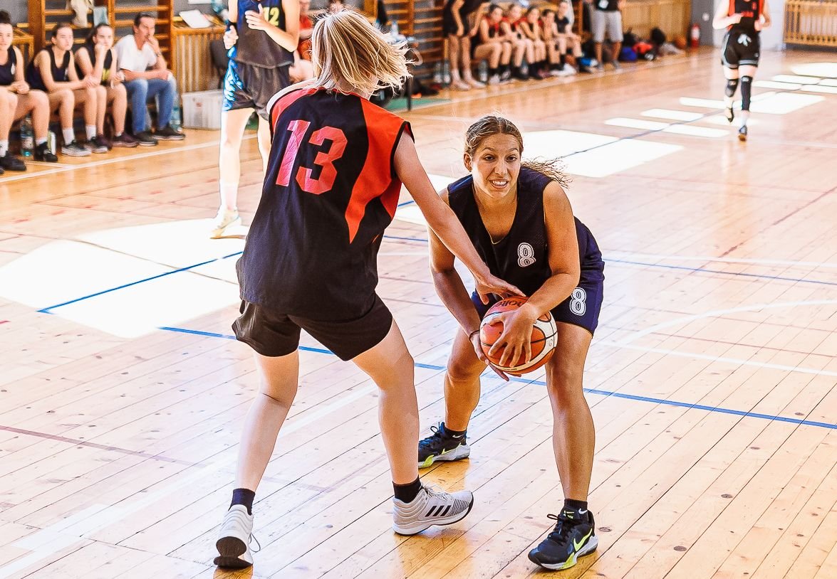 Beke-Szabó Hanna (jobbra) a kolozsvári Báthory István Elméleti Líceum végzőseként több sportágban is részt vett – nagy sikerrel – a megmérettetésen •  Fotó: Sportolimpia/Facebook