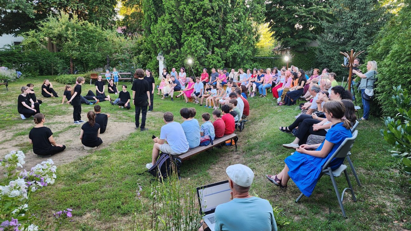 Diákszínjátszók előadása a nagybányai Teleki Magyar Ház udvarán •  Fotó: Nagybányai Teleki Magyar Ház/Facebook