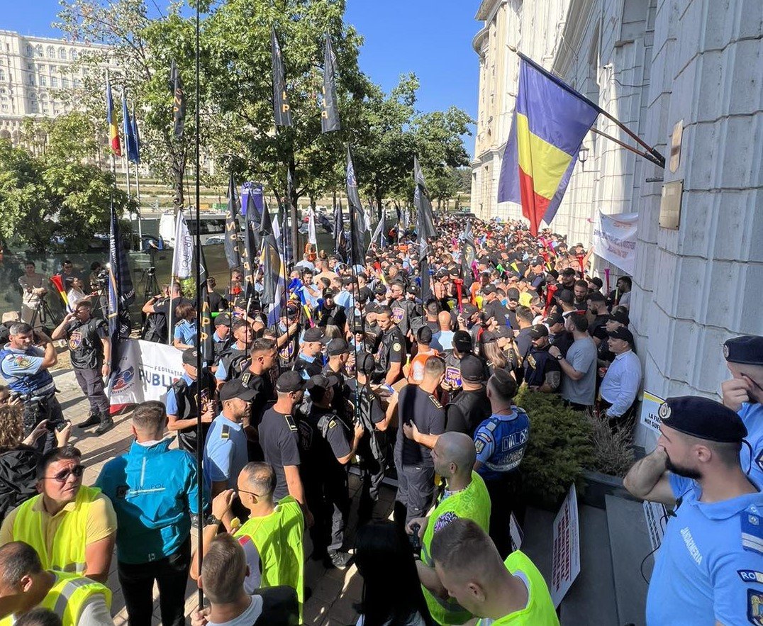 A rendőrök szakszervezete a munkaügyi minisztérium előtt tüntetett, többek között követelve a 2017 óta hatályos bértörvény által előírt, rendre elnapolt béremelések folyósítását •  Fotó: Europol/Facebook