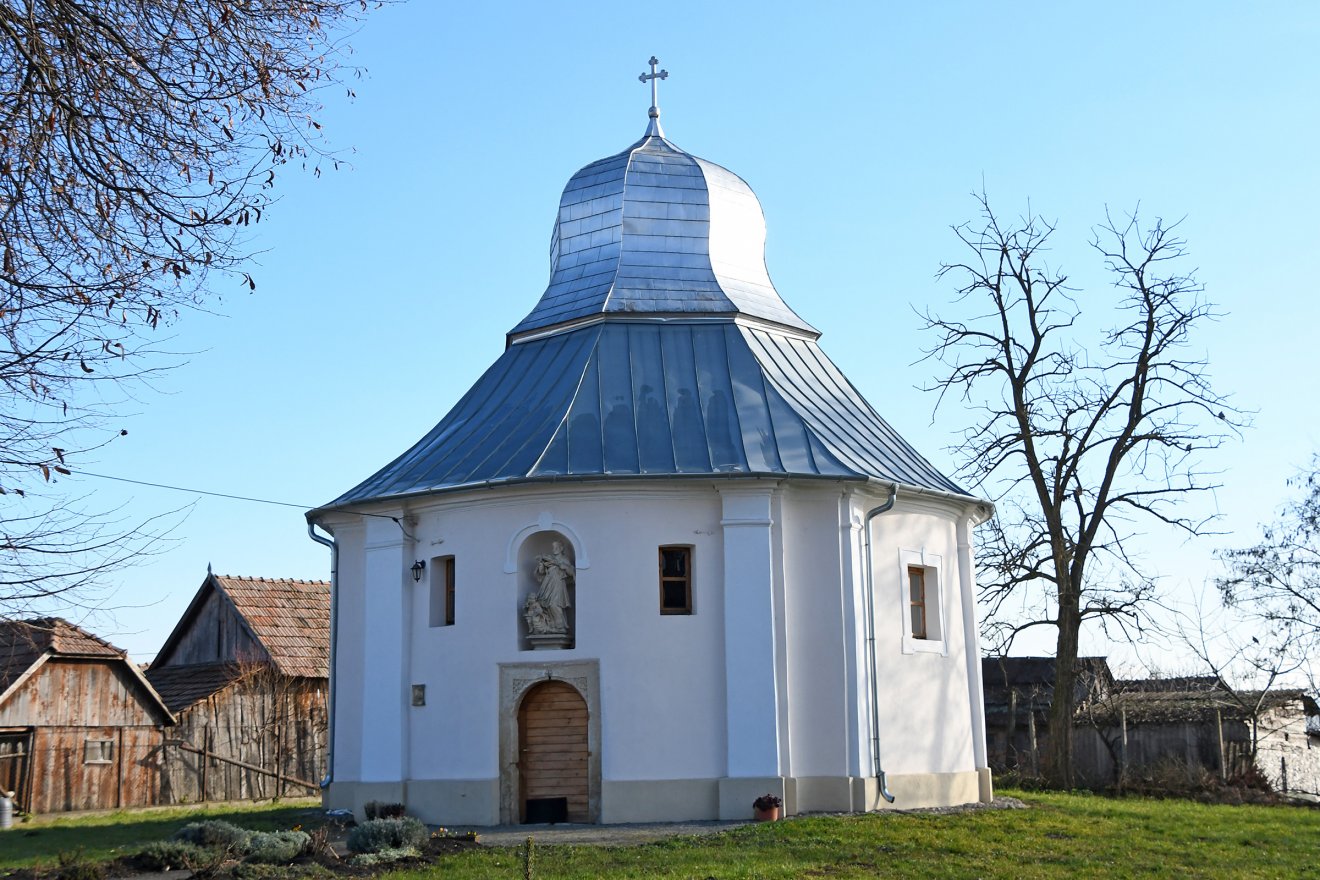 A Marosszentkirály és Náznánfalva határában álló kápolnát 1743–1746 között építették Nagyboldogasszony tiszteletére •  Fotó: Wikipédia