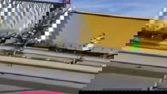 Borzasztó baleset: öten meghaltak, miután két kamion közé szorult egy kisbusz az autópályán