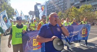 Béreik miatt tüntetnek a rendőrök és a börtönőrök