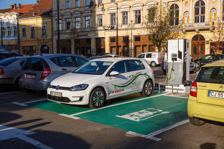 Büntetnék az elektromos autók töltőhelyeinek elfoglalását Romániában