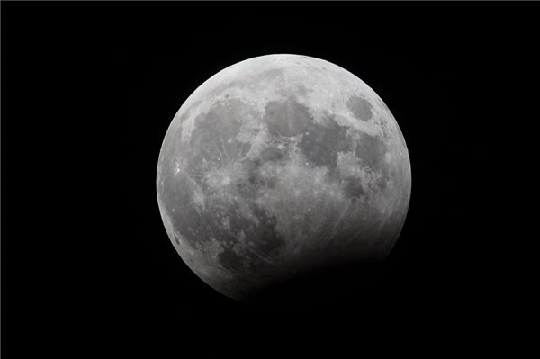 Sikeresen útnak indította űrszondáját a Holdra Kína