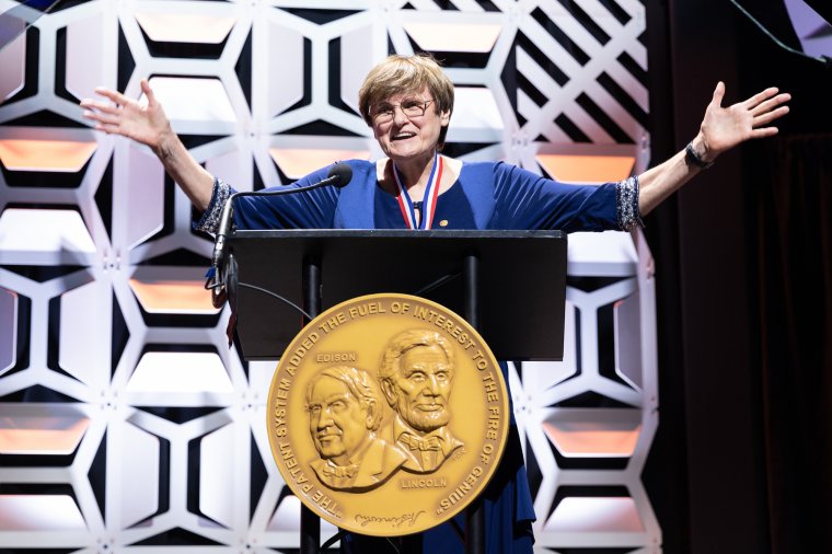 A magyar Nobel-díjasokat ünnepli a közmédia, élőben közvetítik, amikor Karikó Katalin és Krausz Ferenc átveszi a kitüntetést