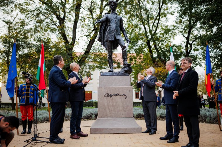 Egyszerűen itt van velünk: felavatták Petőfi egész alakos szobrát Szatmárnémetiben