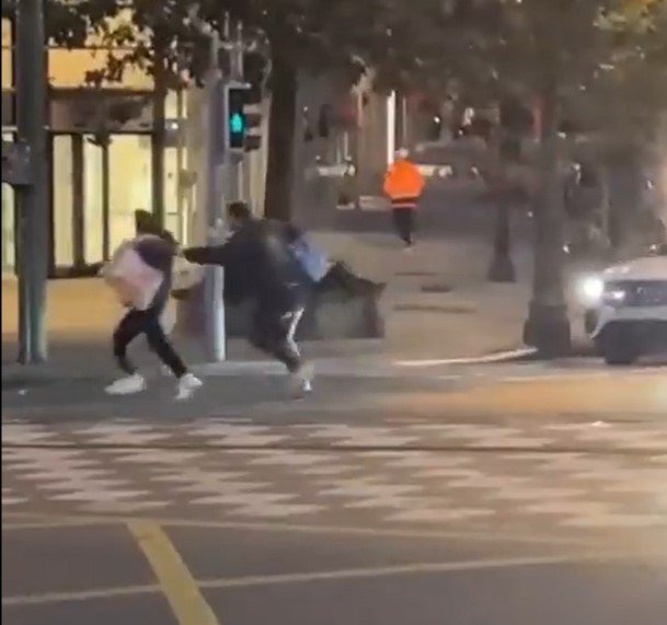 A narancssárga mellényes férfi tűzfegyverrel vadászta le áldozatait •  Fotó: Videófelvétel