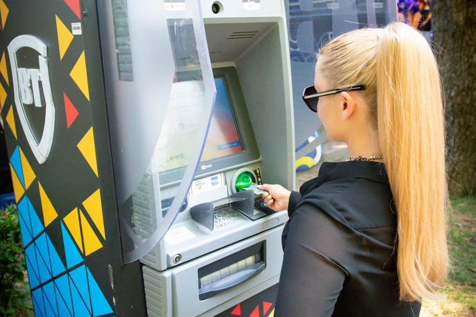 A Transilvania Bank automatái is várják most már a Romániából kivonuló OTP ügyfeleit •  Fotó: Facebook/Banca transilvania
