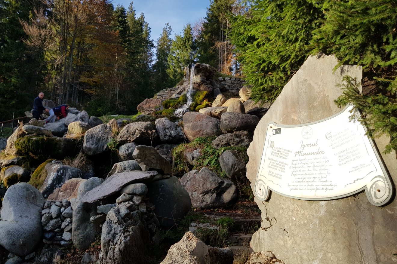 Csodaforrás. Gyógyító hatást tulajdonítanak a Jád forrásvizének •  Fotó: Rostás Szabolcs