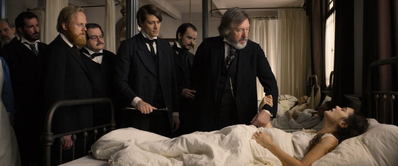 Az Oscar-díjra jelölt, legendás operatőr-rendező, Koltai Lajos a magyarországi színészek legjobbjaival készítette el a Semmelweis filmet •  Fotó: Szupermodern Filmstúdió