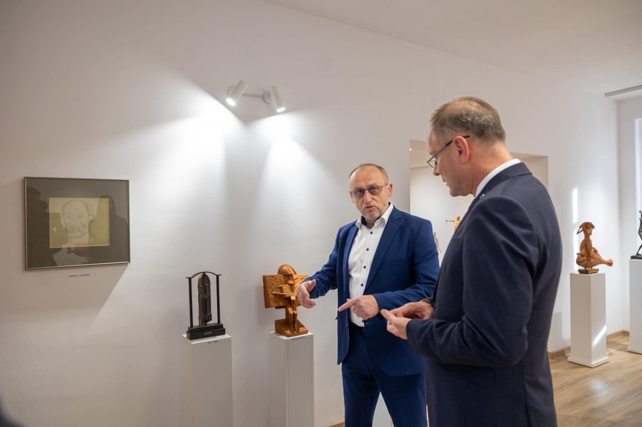 Gazda István lelkipásztor bemutatta az Új Ezredév Református Központot a  miniszternek •  Fotó: Navracsics Tibor/Facebook