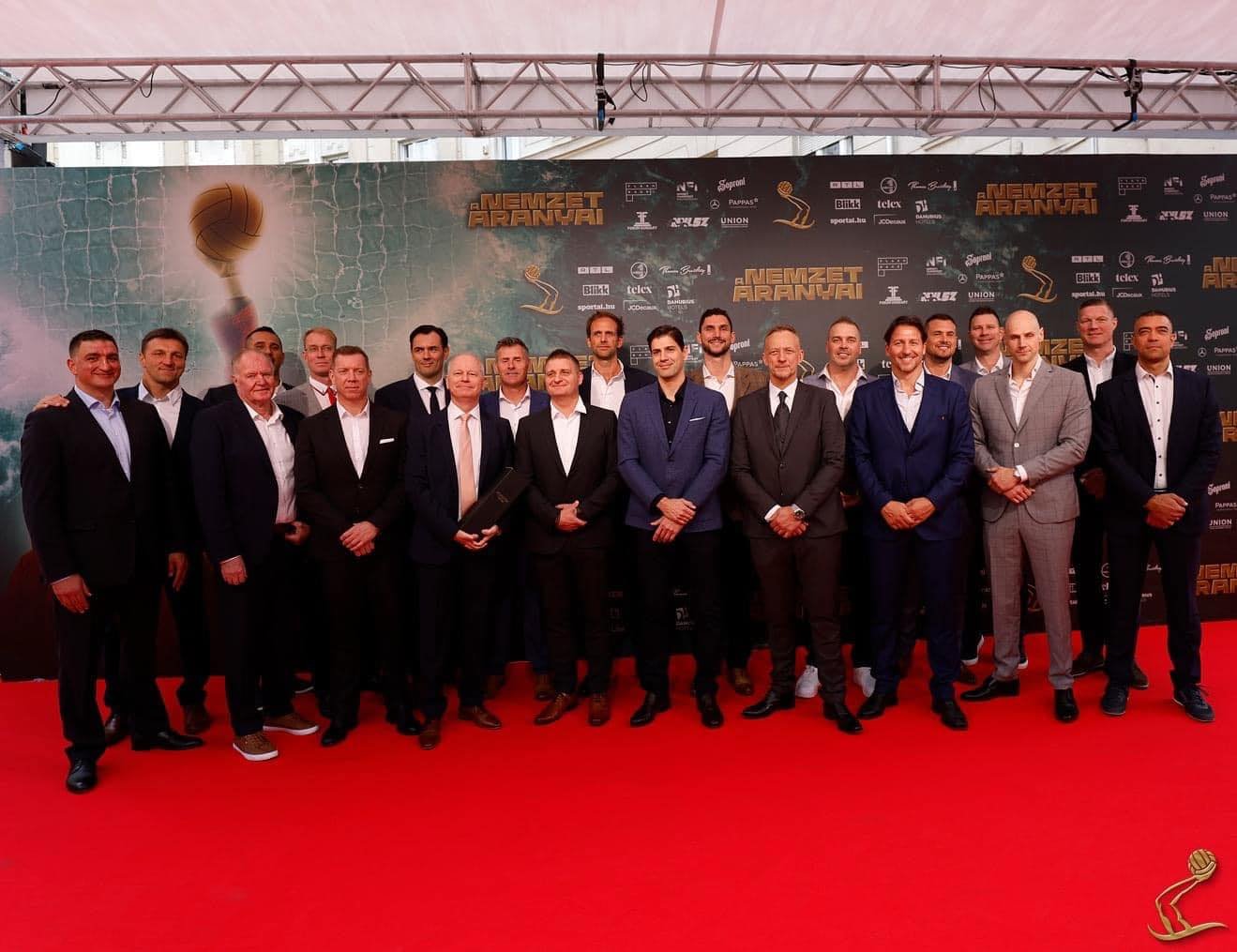 Pólólegendák Kemény Dénes egykori sikerkapitány és a rendező-producer társaságában az alkotás áprilisi budapesti bemutatóján •  Fotó: Flashback Filmproductions