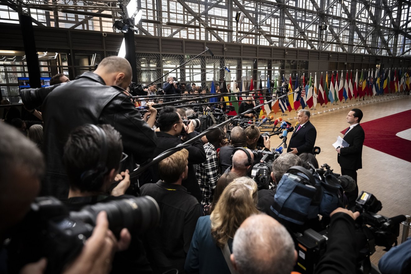 Orbán Viktor miniszterelnök újságíróknak nyilatkozik az Európai Unió állam- és kormányfőinek kétnapos brüsszeli csúcstalálkozója előtt •  Fotó: MTI/Miniszterelnöki Sajtóiroda/Benko Vivien Cher