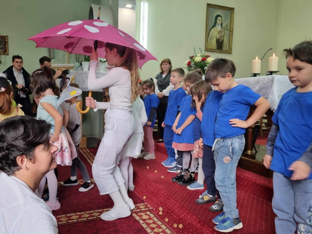 A gomba alatt mindenki elfér. Az ovisok egy kis előadással örvendeztették meg az egybegyűlteket •  Fotó: Bálint Eszter