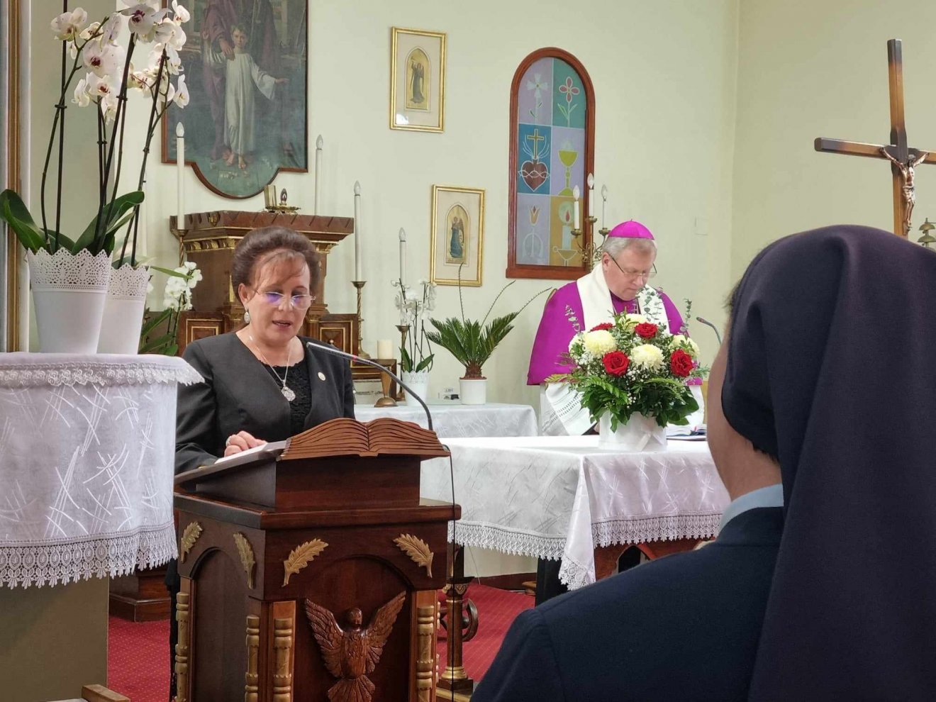 Konrád Katalin azt kérte a kollégáktól, hogy továbbra is úgy tanítsák a gyerekeket, hogy együtt egy csodaszép virággá váljanak •  Fotó: Bálint Eszter