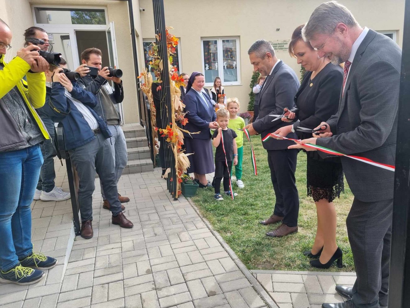 Ünnepi szalagvágás a Szent László Óvoda új szárnyánál •  Fotó: Bálint Eszter