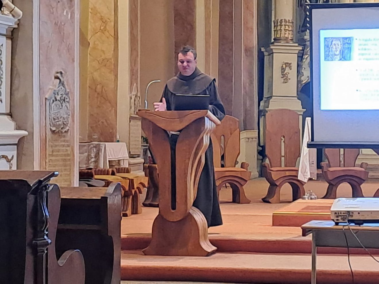 Urbán Erik tartományfőnök a kolozsvári ferences templomban tartott előadást szombat este a rend 800 éves Megerősített Regulájáról •  Fotó: Ferences sajtószolgálat