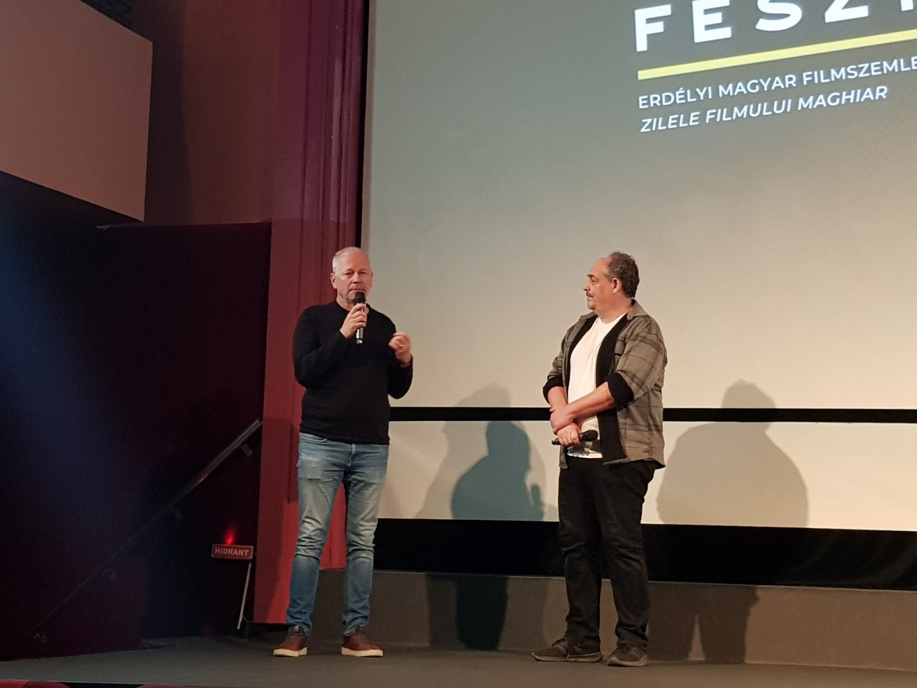 Az Erdélyben először járó magyarországi filmes szakembert Boros Miklós újságíró (jobbra) faggatta a dokumentumfilm kolozsvári bemutatóját követő közönségtalálkozón •  Fotó: Rostás Szabolcs