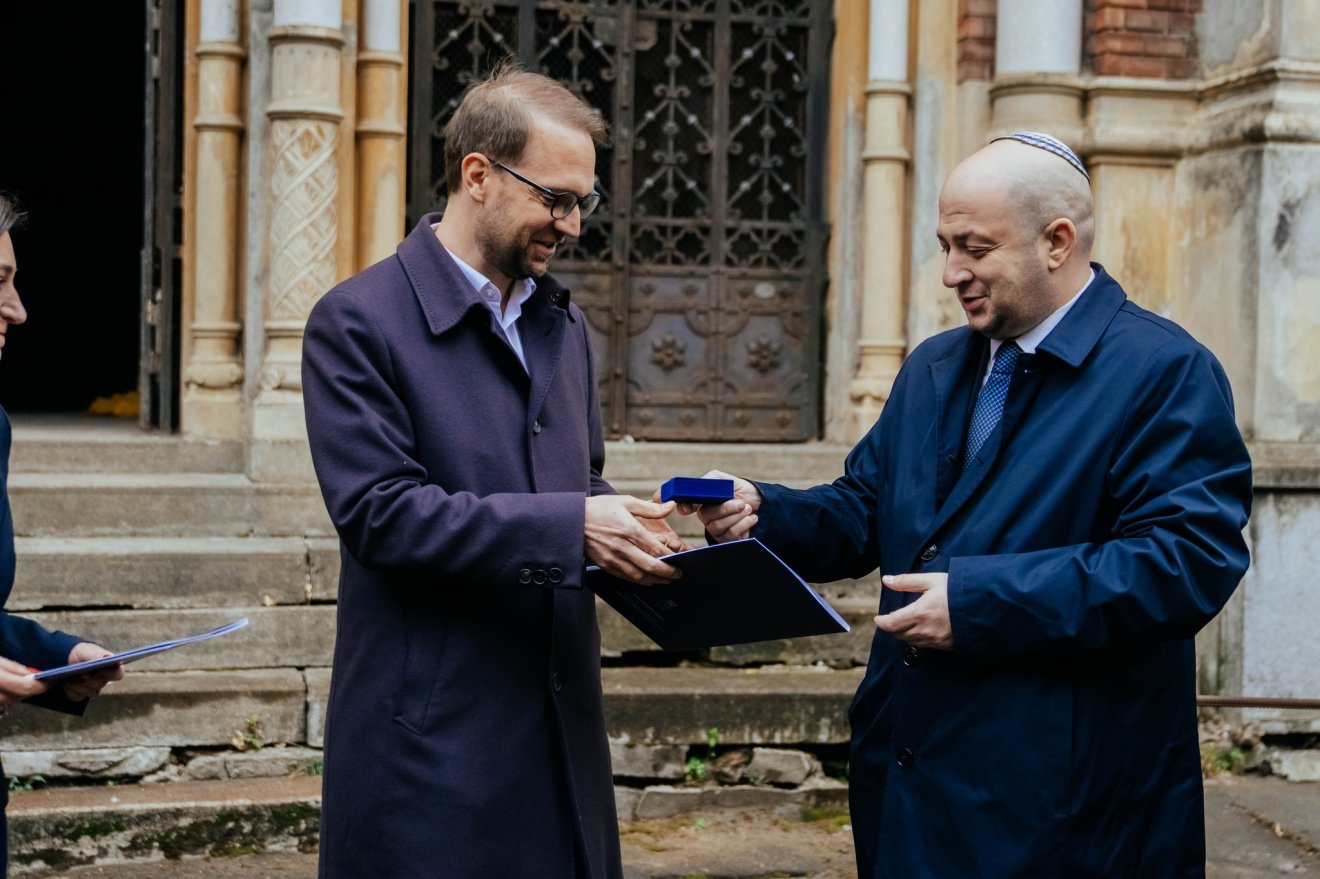 Silviu Vexler, a romániai zsidó közösségek vezetője (jobbra) átadja a zsinagóga kulcsát Dominic Fritz polgármesternek •  Fotó: Dominic Fritz/Facebook