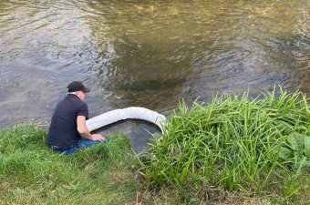 Kőolajtermékkel szennyeződött egy Szeben megyei folyó