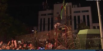 Ostrom alá vették a tüntetők Bejrútban az amerikai nagykövetséget