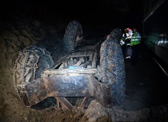 Jogosítvány nélkül, ittasan ült a traktor volánjához egy erdélyi férfi – elsodorta a vonat