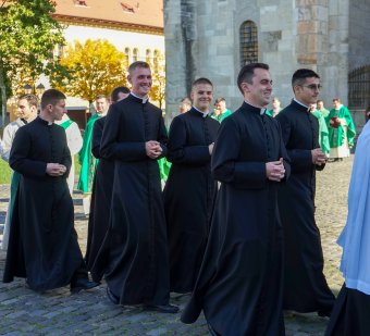 Hat harmadéves kispap öltözött be reverendába ünnepélyes szertartás keretében a gyulafehérvári székesegyházban